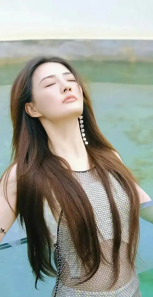 徐璐站在阳光下,长发飘逸慵懒迷人,她演过哪些知名的角色?_网易订阅