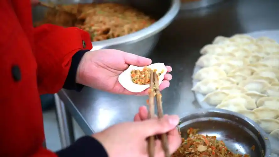 冬至包饺子 温情暖寒冬