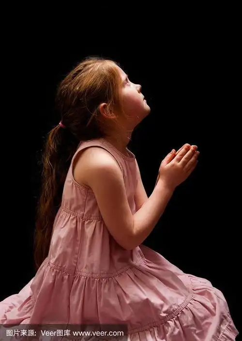 小女孩,抬头祈祷