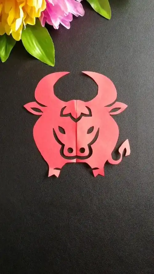 手工剪纸十二生肖牛,对折剪.
