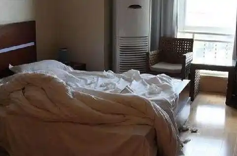 学生情侣酒店退房后服务员打开门后彻底懵圈了