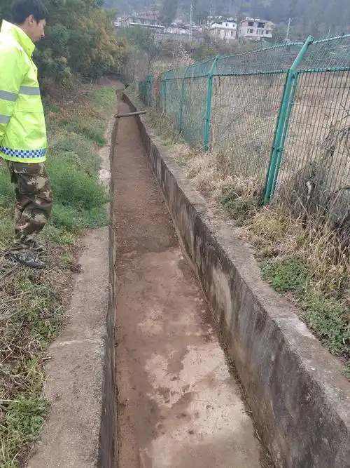 碧鸡关隧道西口排水沟存在泥土