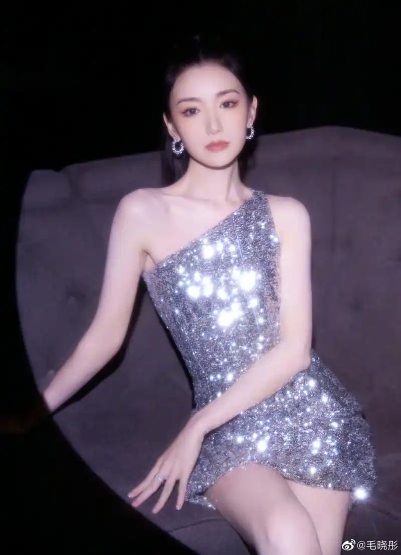 毛晓彤高马尾亮片裙造型来啦,这也太美了吧!