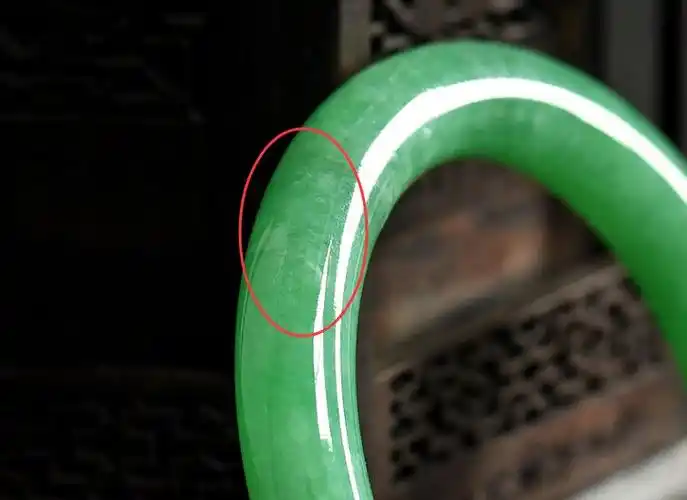 "橘皮纹"和"酸蚀纹"的特征表现各有不同:翡翠a货只会出现"橘皮纹"