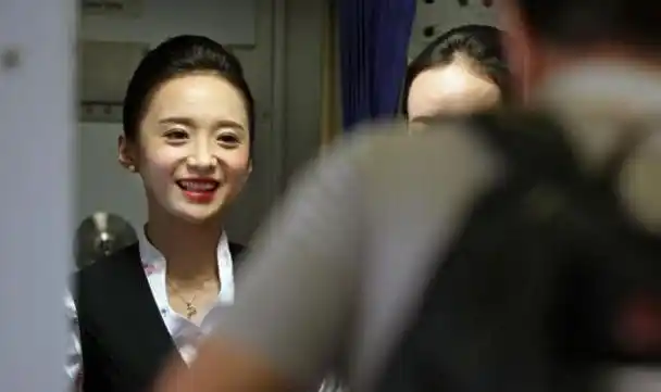 世界最美空姐深航空姐刘苗苗夺冠长相甜美被称小佟丽娅