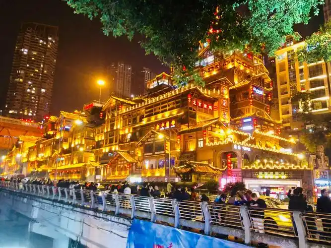 重庆洪崖洞观景区6119年十一月份去洪崖洞旅游用iphone11拍的,在