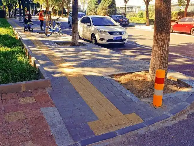 完善无障碍设施,坡化改造68处,铺装盲道砖920平方米,安装阻车桩58根