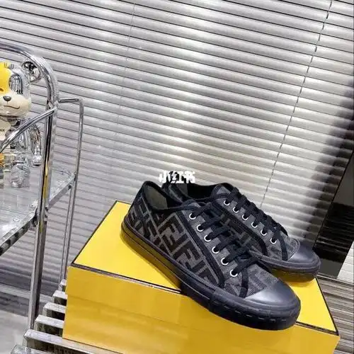 芬迪新款帆布鞋真香