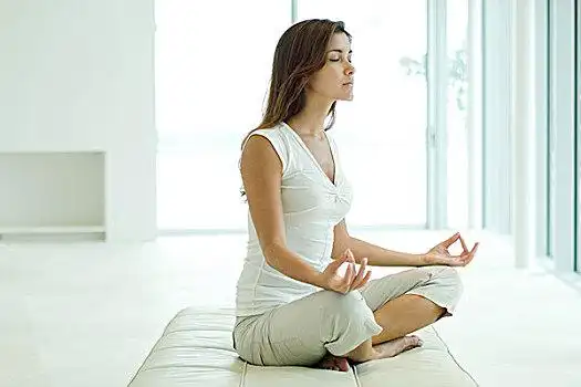 美女,盘腿坐,闭眼,侧面视角