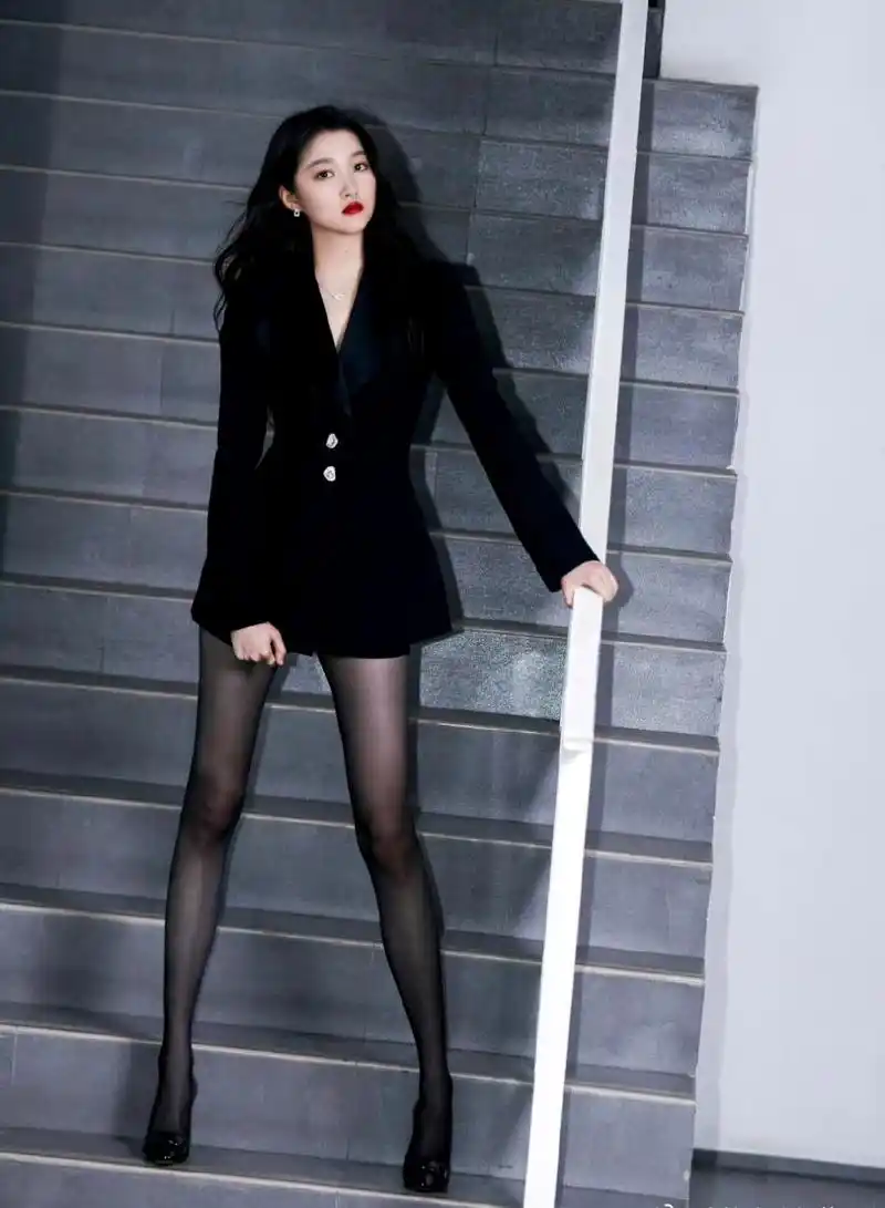 关晓彤黑丝大片,大长腿好性感