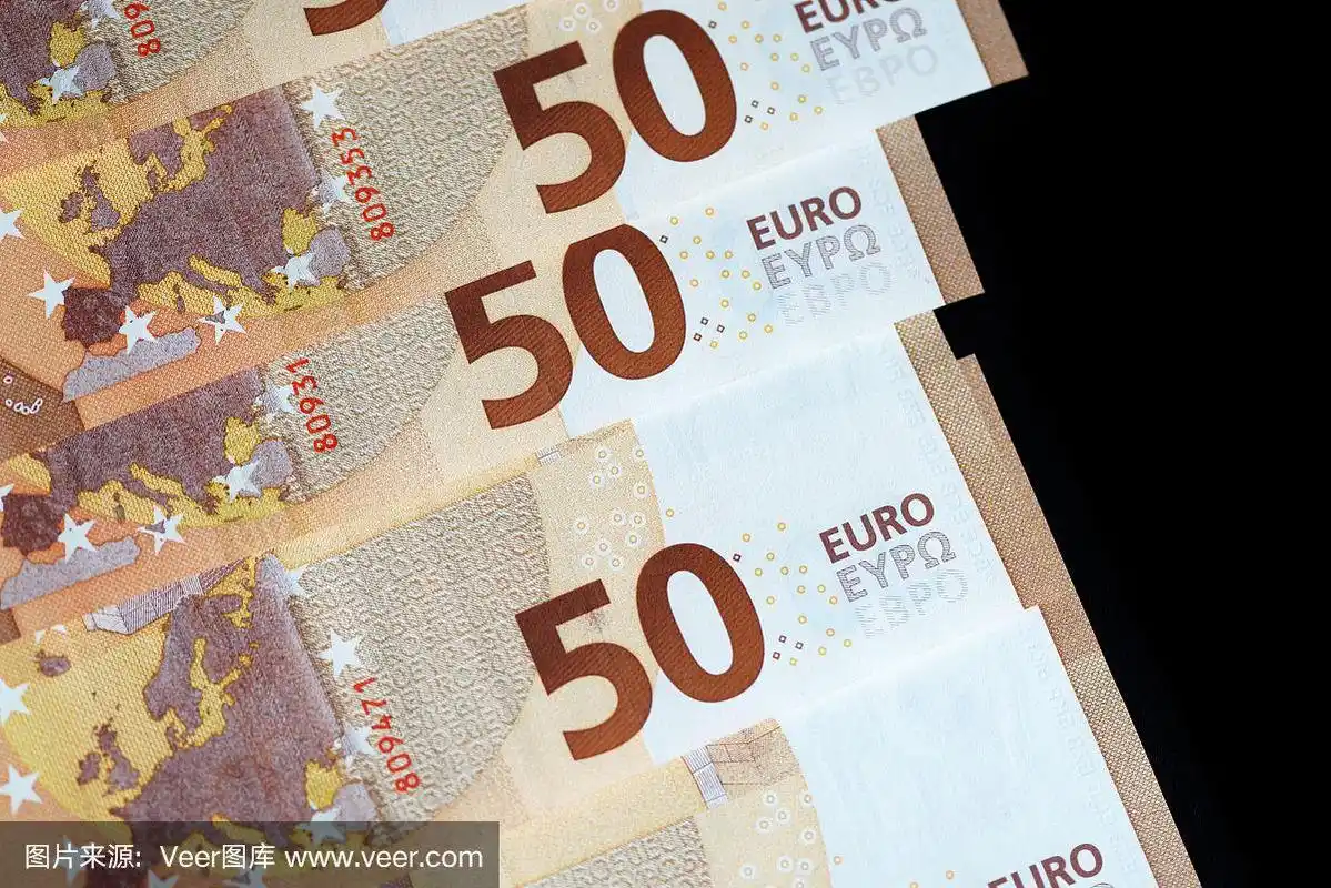 近距离看,黑色背景上有50欧元钞票
