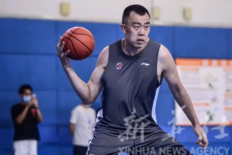 6月16日,辽宁本钢队球员韩德君在训练中.