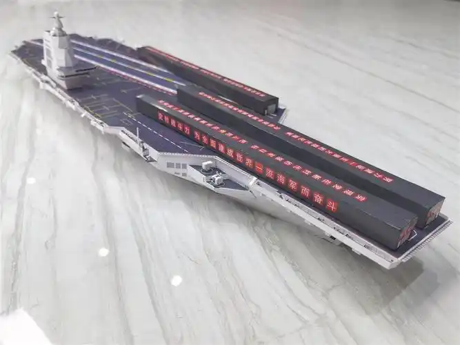 "航空母舰,飞机,地铁,高铁……"95后丰文杰的工作室地上摆满了各式各