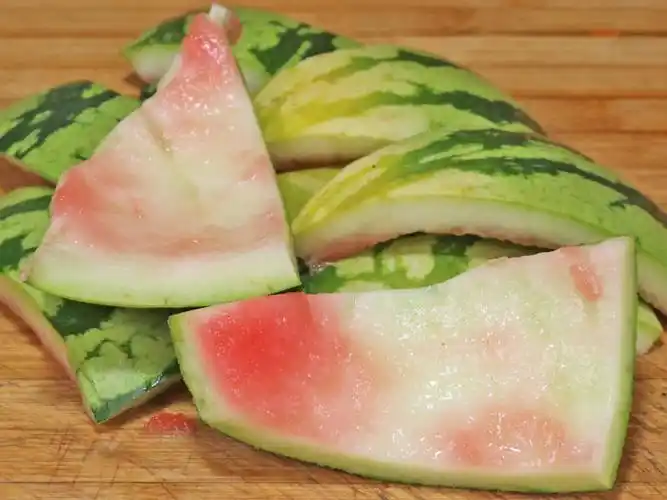 我家西瓜皮从不扔掉放锅里煮一煮真厉害