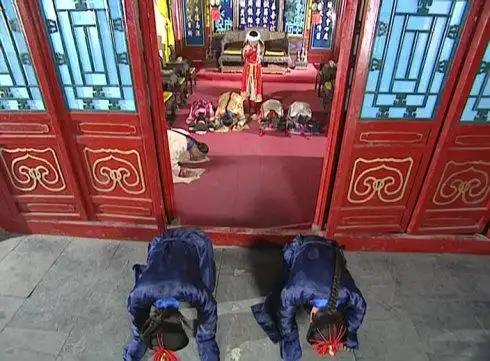 在称谓上,"奴才,奴婢",只有旗人能对皇族使用,汉人只能说自称"臣""