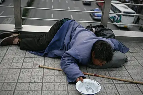 很多人生存的底线就是"大不了去要饭"吗?