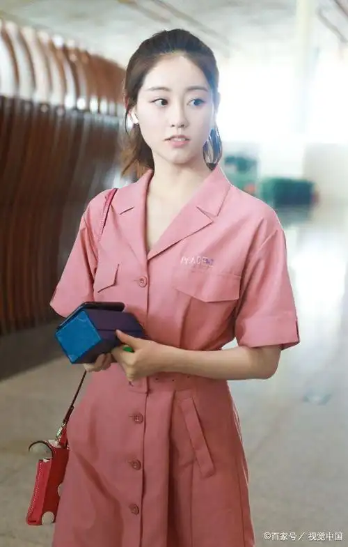 女星祝绪丹现身机场,穿粉色衬衫裙秀出美腿,扎高马尾展青春活力