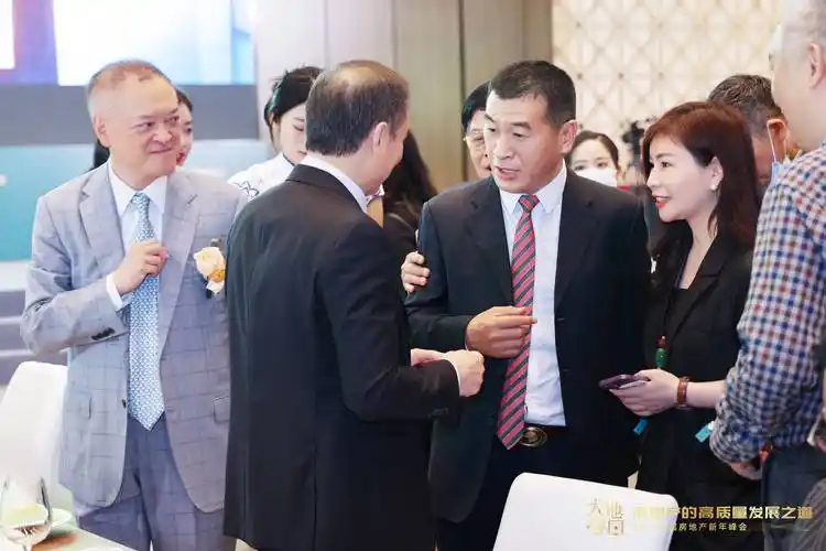 左一为富力董事长,左二为星河湾董事长黄文仔背影.