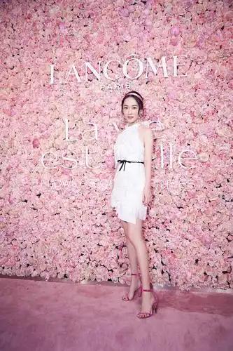 霍思燕出席兰蔻美丽人生香水盛大派对上,白色连衣短裙搭配粉色发带