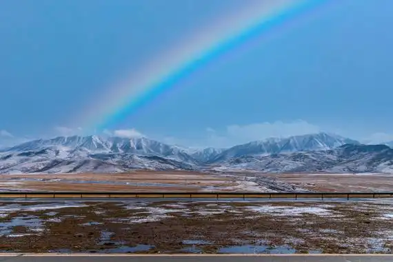 特殊彩虹:1,红虹:在日出和日落时,阳光的传播距离很长,所以绿色,黄色