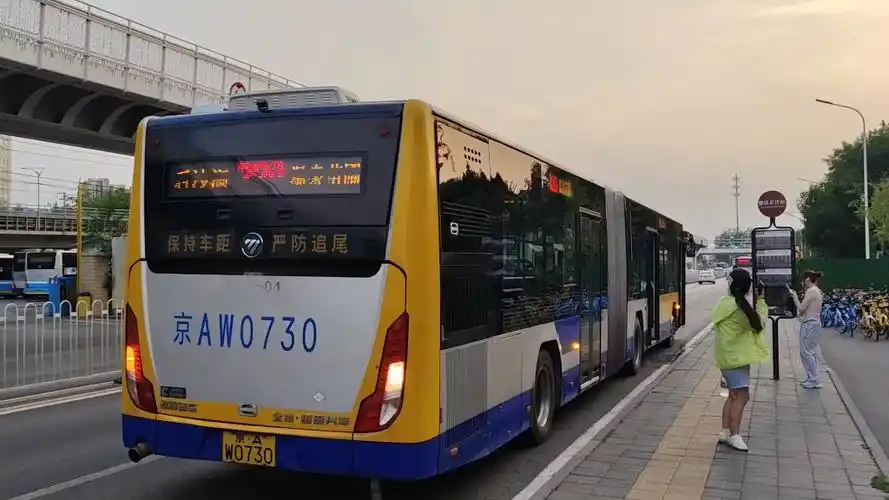 【北京公交】一辆亮330汉显的543