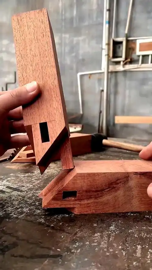 红木家具制作过程#榫卯结构之粽角榫,可以让三块木头无缝衔接,主要