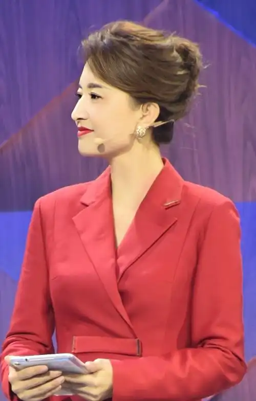 央视主持人张蕾穿红色西装真有派头,看着高级优雅,太有魅力了