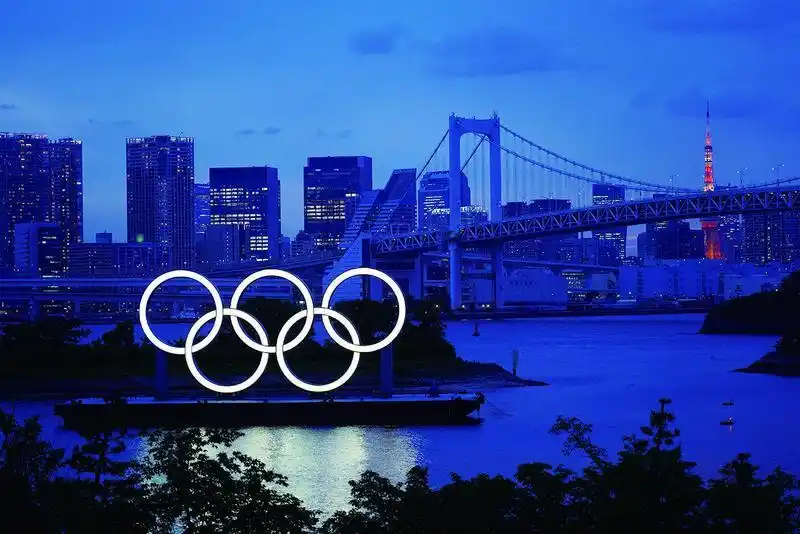 日本东京,2020东京奥运会倒计时50天,夜幕下御台场海滨公园的奥运五环