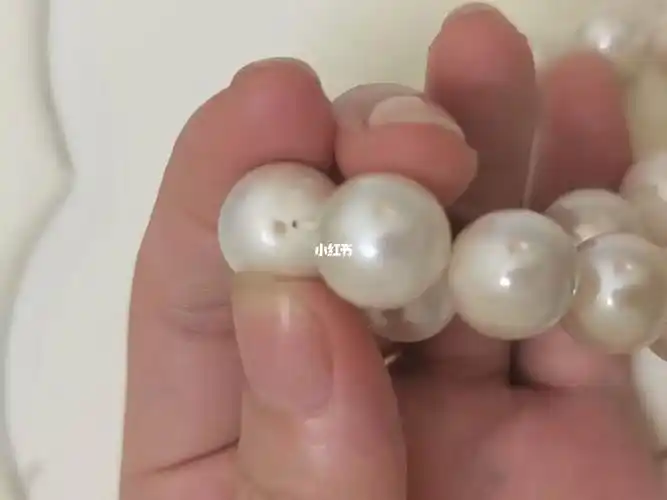 有蛮多瑕疵,和小洞洞,第一次买珍珠也不懂.