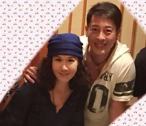 吕颂贤与妻子近照两人常年吃素气色不错妻子和年轻时一样美