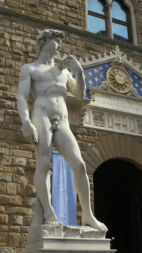 你一定会在见到米开朗琪罗的大卫雕像时,惊叹于他匀称的身姿:大卫双脚