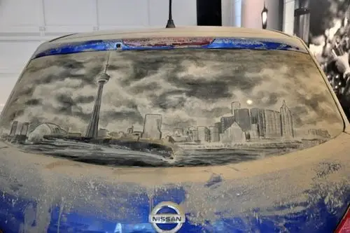 看看别人是怎么在布满灰尘的汽车玻璃上涂鸦的