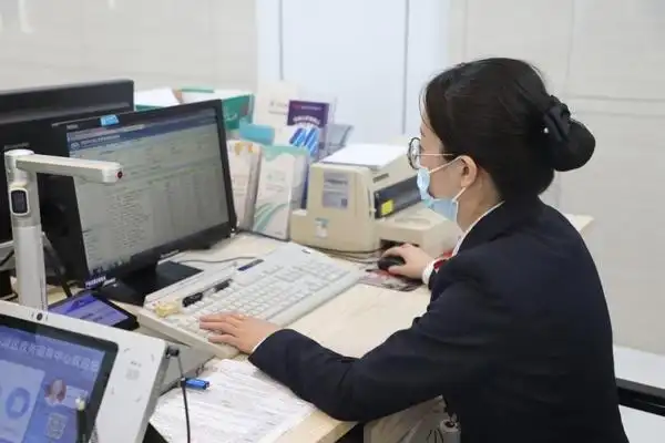 "现在政务大厅办事越来越方便了,大厅前台有专门的工作人员做引导