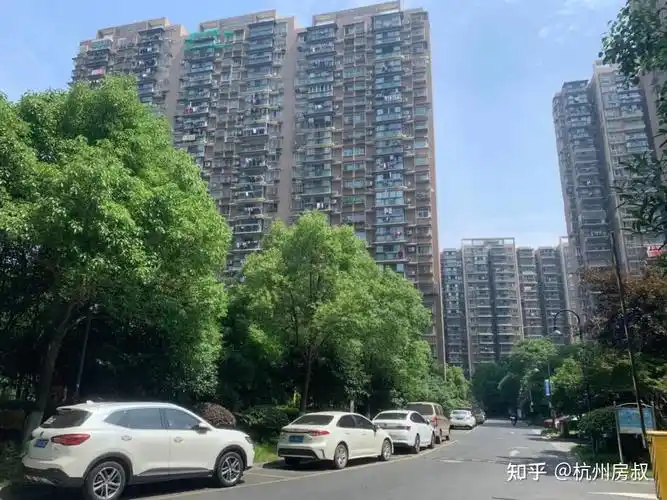 位置好,>北侧沿河,过马路文澜,南侧幼儿园,几百米地铁口.