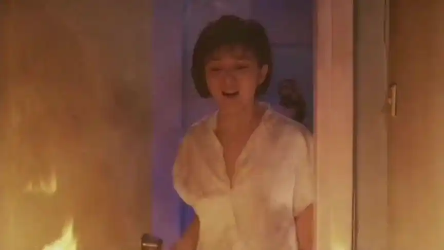 五福星 为了占便宜故意说失火了,让关之琳躺浴缸里.