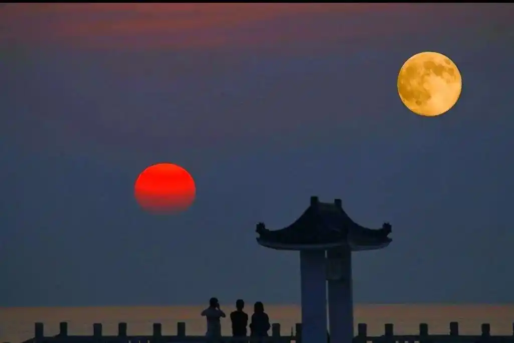 昨天晚上的月亮和太阳融为一体 - 抖音