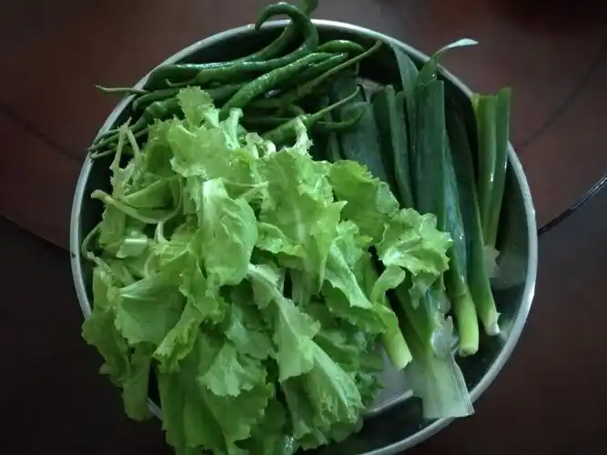 生菜就直接上桌,只有纯绿色的蔬菜才可以这样吃,东北人的一种吃法