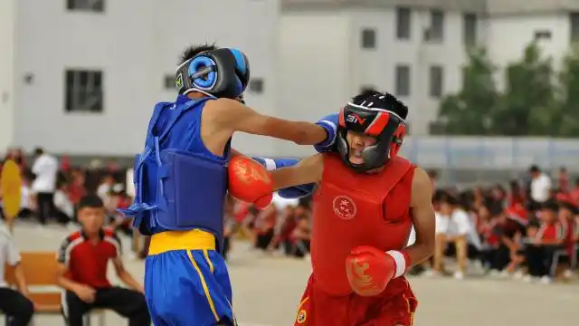 b>散打 /b>男孩擂台激战,进攻凶猛拳拳到肉,太厉害了!