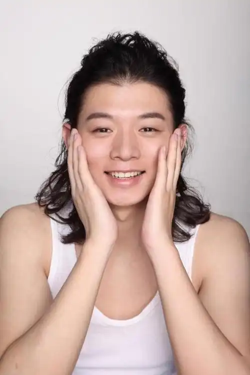 霍尊打哈欠致下巴脱臼深夜挂急诊治疗痛苦到表情扭曲