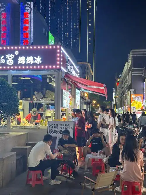 昨天和朋友一起到滨江道逛街,看到很多少年们在一起玩滑板,就在步行街