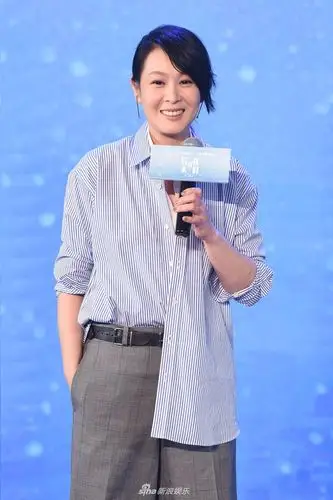 新浪娱乐讯 长裤,白色衬衫,半露出的腰带.帅气,果敢,这是导演刘若英.