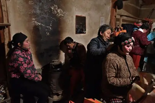 003,戏班的演员要提前一会儿赶来化妆.