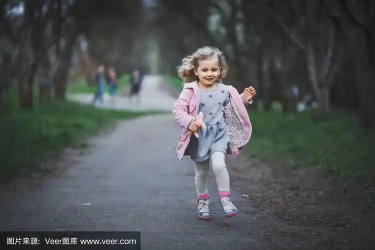 一个白人小女孩跑向镜头
