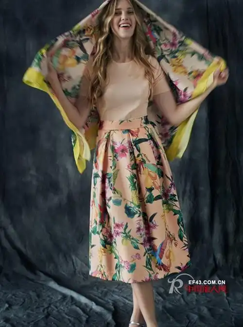 花色衣服怎么穿不俗气