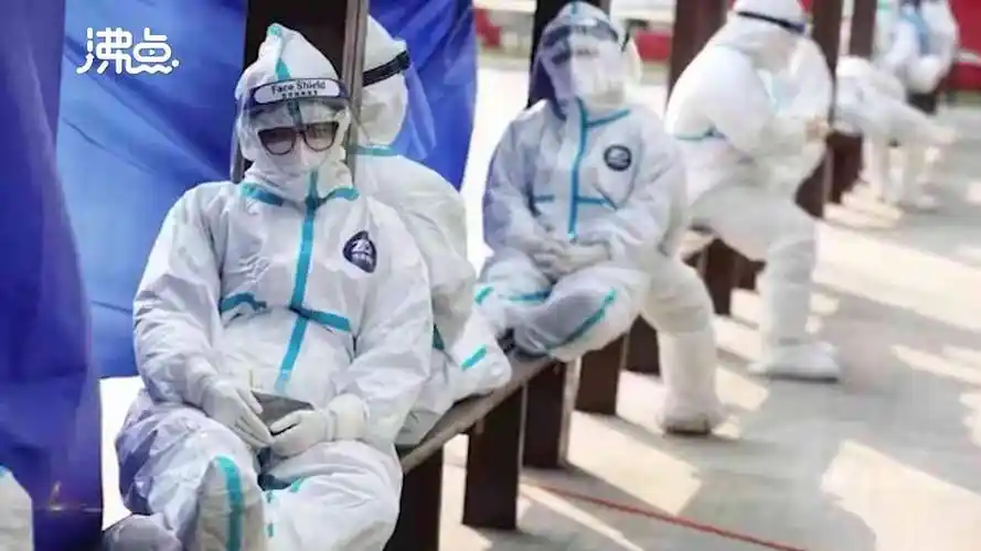 宁波防疫人员核酸间隙躺椅子上休息群众匿名送奶茶