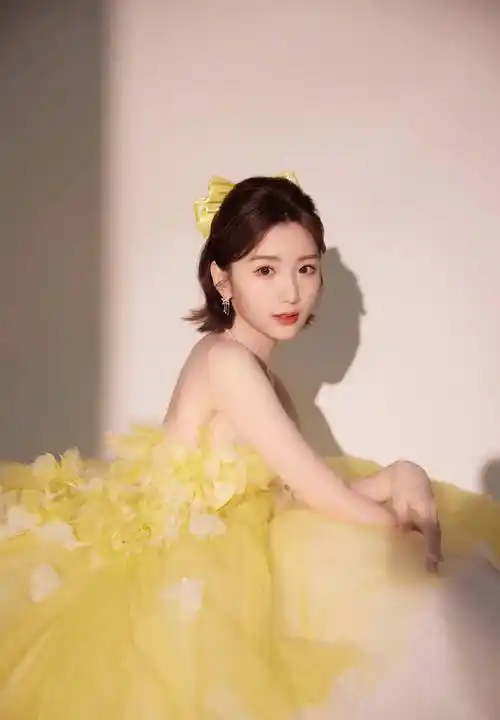 毛晓彤穿黄色花朵抹胸蓬蓬裙 明艳靓丽 俏皮可爱 露香肩雪肤甜美动人