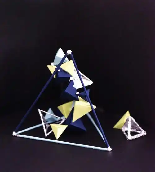 作品名称:《未来碎块》材料:彩纸,锡纸,钢丝,热熔胶#立体构成  #手工