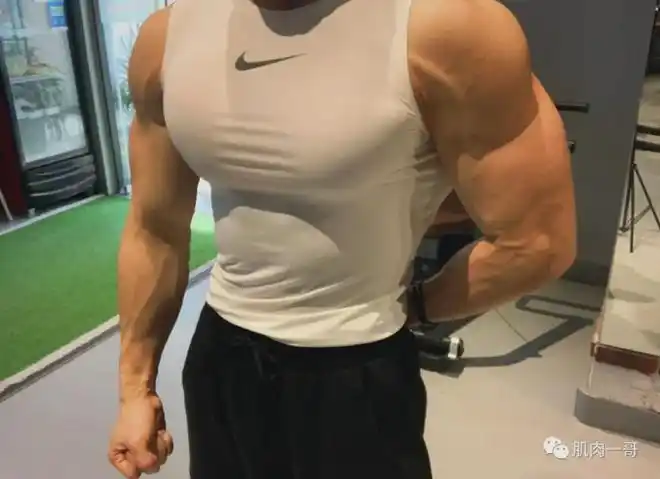 ▼衣服快被胸肌给撑开裂了即使穿着紧身衣都能感受到小哥的这一对硕大