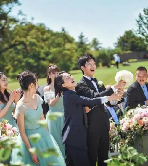 唐艺昕张若昀婚礼最帅气司仪马思纯抢到捧花晒美照