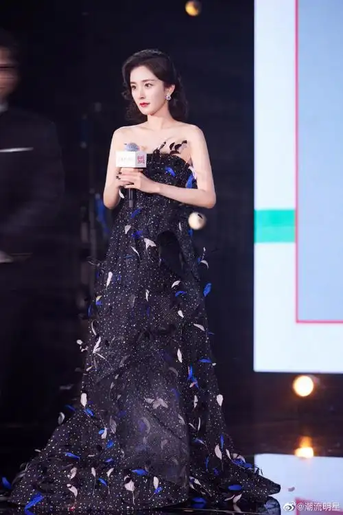 杨幂黑天鹅流光大片##时尚芭莎慈善晚宴#每年的芭莎慈善夜都是娱乐圈